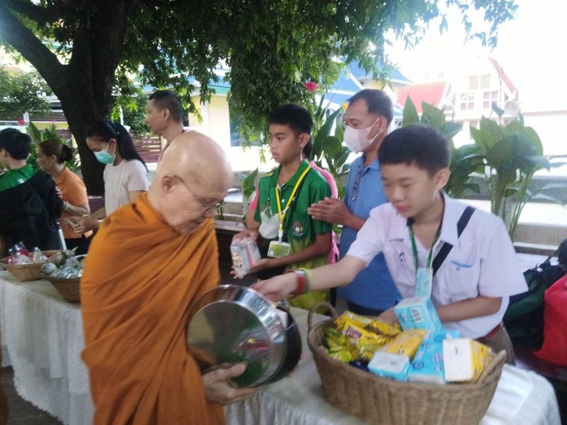 กิจกรรมทำบุญตักบาตรในช่วงเช้า ณ วัดเทพศิรินทราวาส