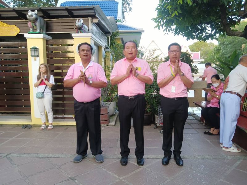 กิจกรรมทำบุญตักบาตรในช่วงเช้า ณ วัดเทพศิรินทราวาส