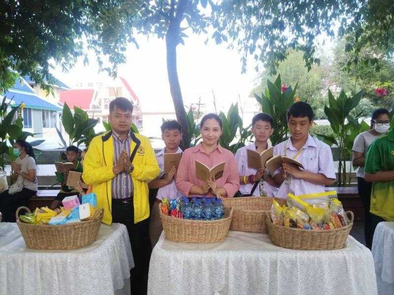กิจกรรมทำบุญตักบาตรในช่วงเช้า ณ วัดเทพศิรินทราวาส