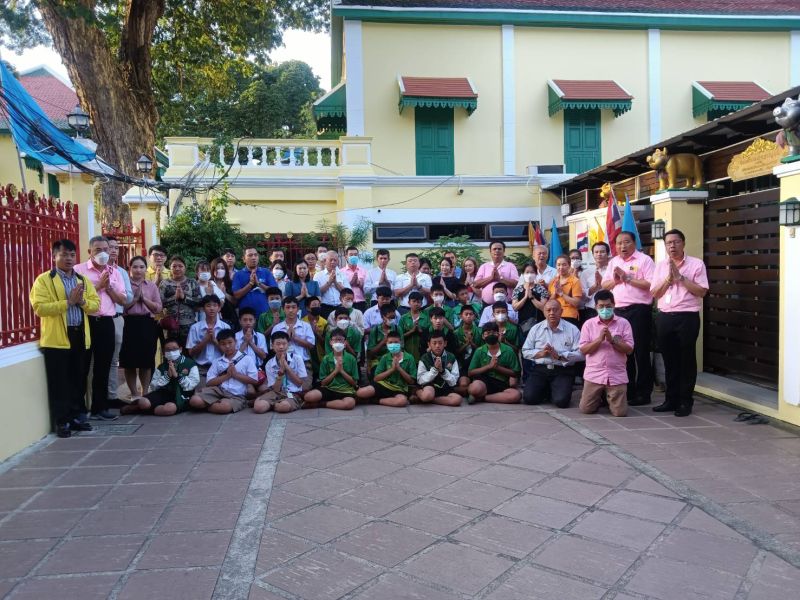 กิจกรรมทำบุญตักบาตรในช่วงเช้า ณ วัดเทพศิรินทราวาส
