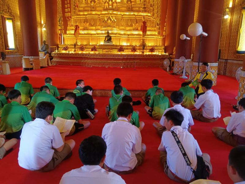 กิจกรรมทำบุญตักบาตรในช่วงเช้า ณ วัดเทพศิรินทราวาส