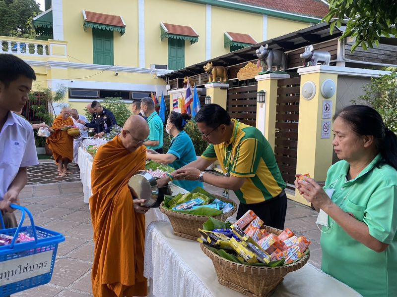 กิจกรรมทำบุญตักบาตรในช่วงเช้า ณ วัดเทพศิรินทราวาส