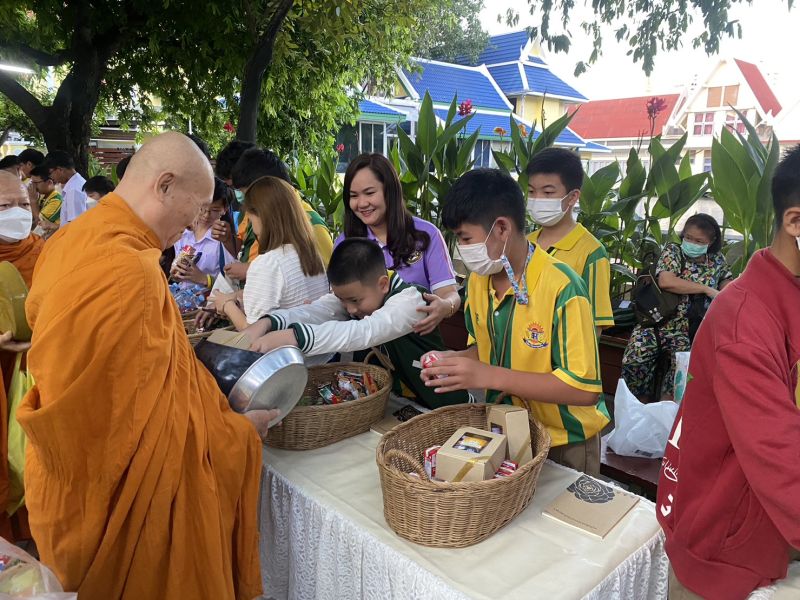 กิจกรรมทำบุญตักบาตรในช่วงเช้า ณ วัดเทพศิรินทราวาส