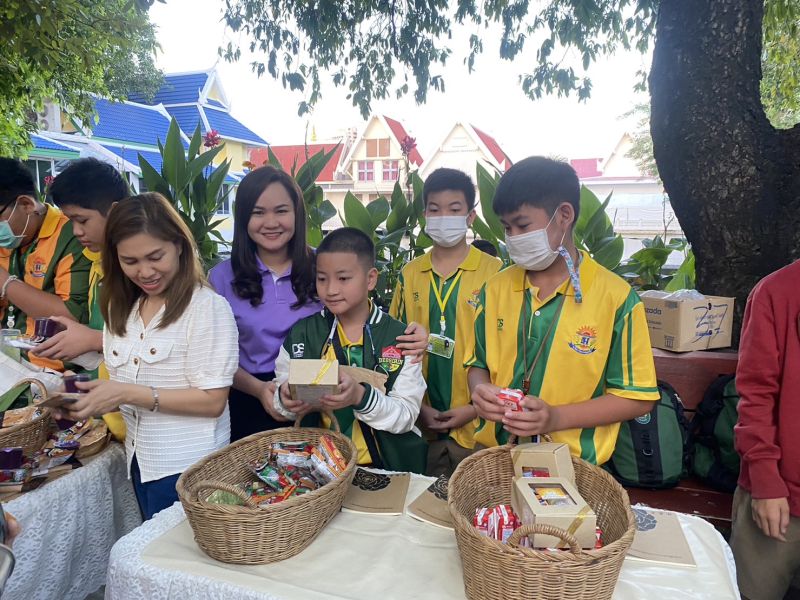 กิจกรรมทำบุญตักบาตรในช่วงเช้า ณ วัดเทพศิรินทราวาส