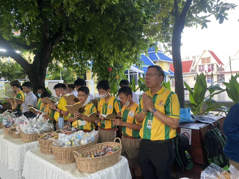 กิจกรรมทำบุญตักบาตรในช่วงเช้า ณ วัดเทพศิรินทราวาส