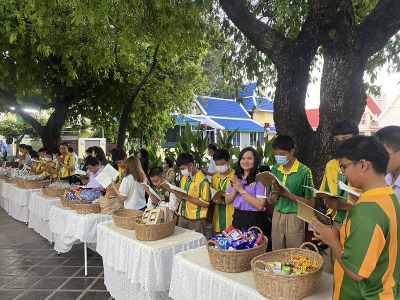 กิจกรรมทำบุญตักบาตรในช่วงเช้า ณ วัดเทพศิรินทราวาส