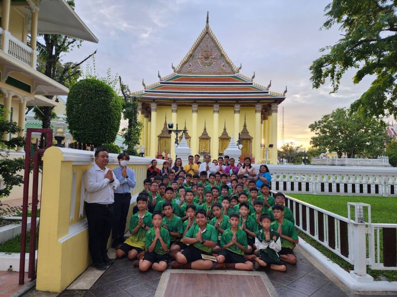 กิจกรรมทำบุญตักบาตรในช่วงเช้า ณ วัดเทพศิรินทราวาส