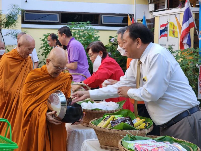 กิจกรรมทำบุญตักบาตรในช่วงเช้า ณ วัดเทพศิรินทราวาส