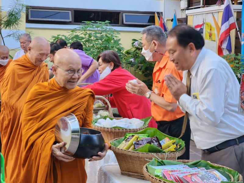กิจกรรมทำบุญตักบาตรในช่วงเช้า ณ วัดเทพศิรินทราวาส