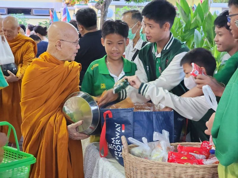 กิจกรรมทำบุญตักบาตรในช่วงเช้า ณ วัดเทพศิรินทราวาส