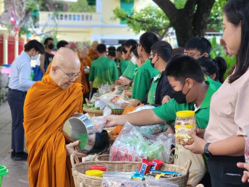 กิจกรรมทำบุญตักบาตรในช่วงเช้า ณ วัดเทพศิรินทราวาส