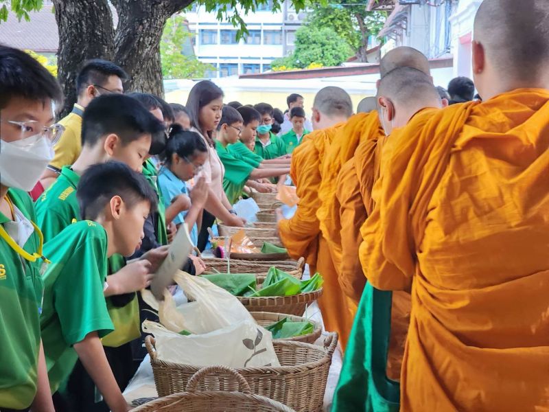 กิจกรรมทำบุญตักบาตรในช่วงเช้า ณ วัดเทพศิรินทราวาส