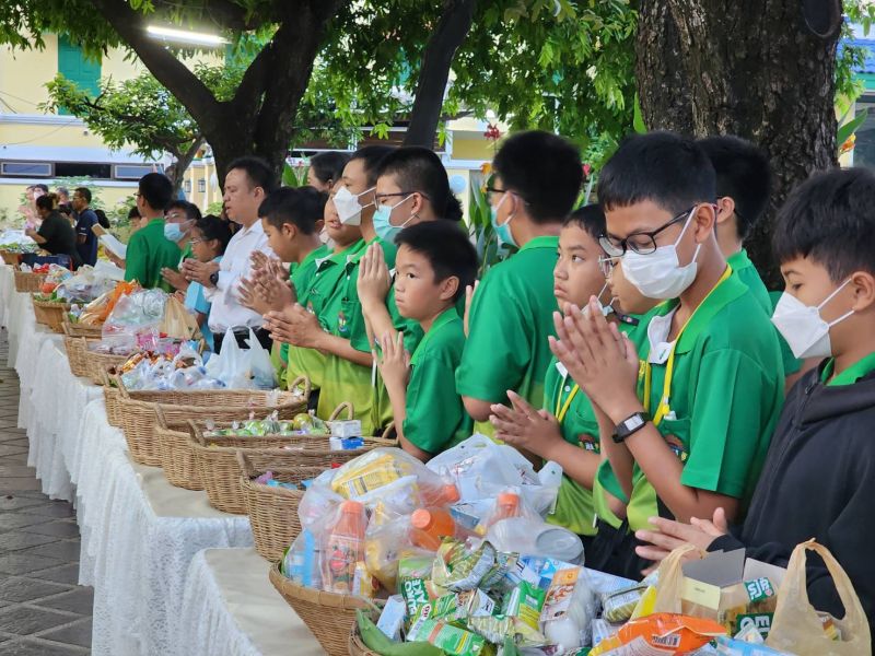 กิจกรรมทำบุญตักบาตรในช่วงเช้า ณ วัดเทพศิรินทราวาส