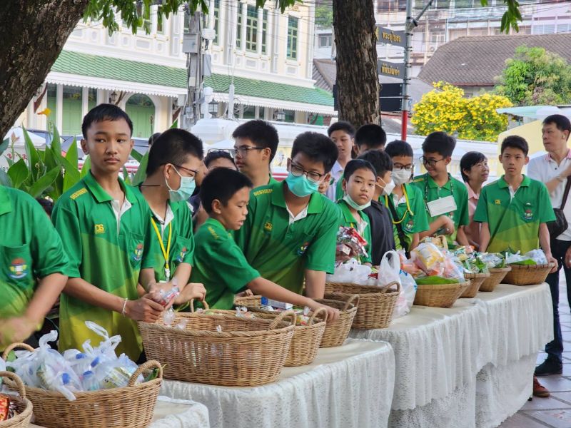 กิจกรรมทำบุญตักบาตรในช่วงเช้า ณ วัดเทพศิรินทราวาส