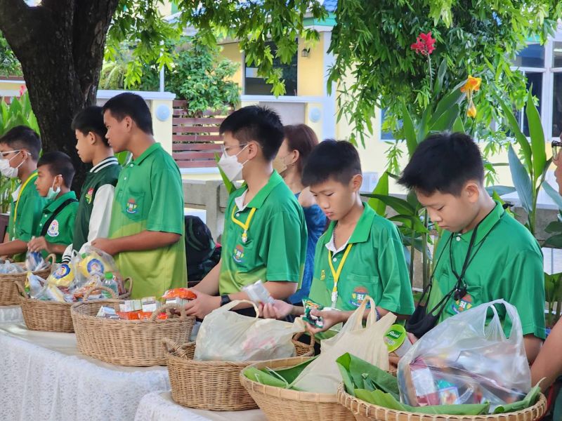 กิจกรรมทำบุญตักบาตรในช่วงเช้า ณ วัดเทพศิรินทราวาส