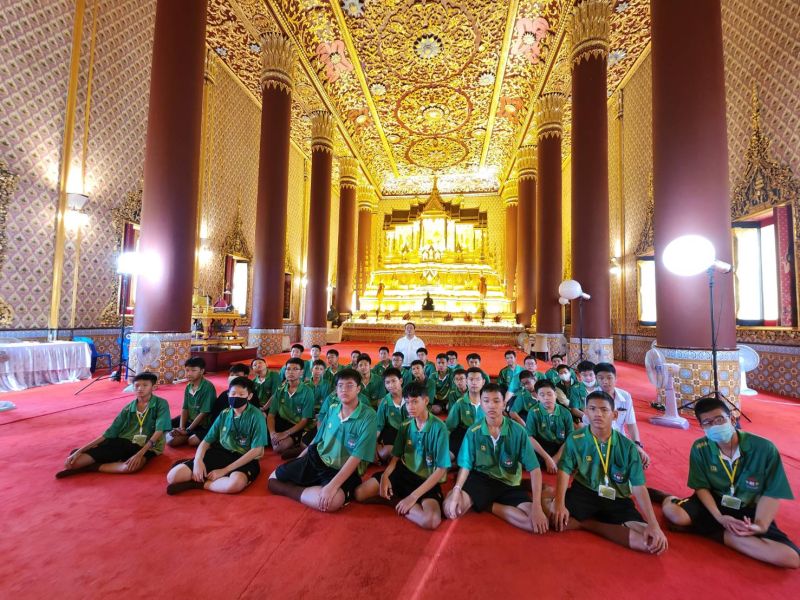 กิจกรรมทำบุญตักบาตรในช่วงเช้า ณ วัดเทพศิรินทราวาส