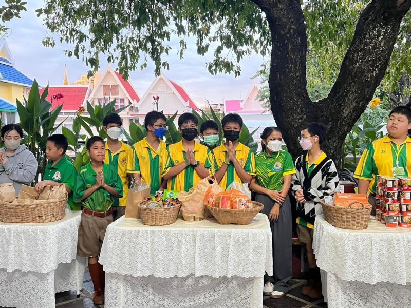 กิจกรรมทำบุญตักบาตรในช่วงเช้า ณ วัดเทพศิรินทราวาส
