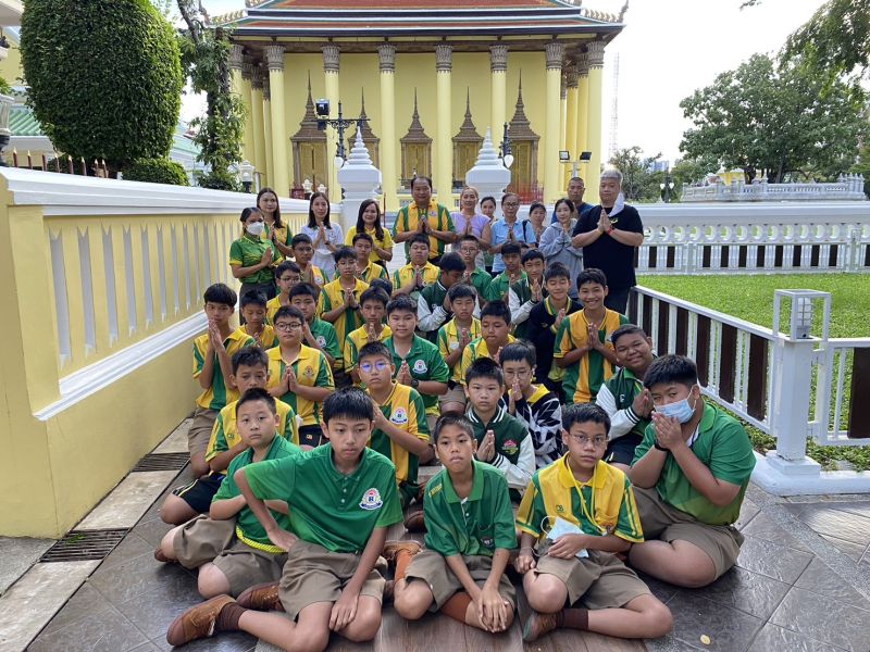 กิจกรรมทำบุญตักบาตรในช่วงเช้า ณ วัดเทพศิรินทราวาส