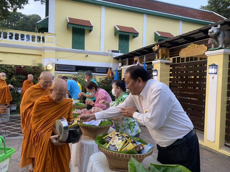 กิจกรรมทำบุญตักบาตรในช่วงเช้า ณ วัดเทพศิรินทราวาส