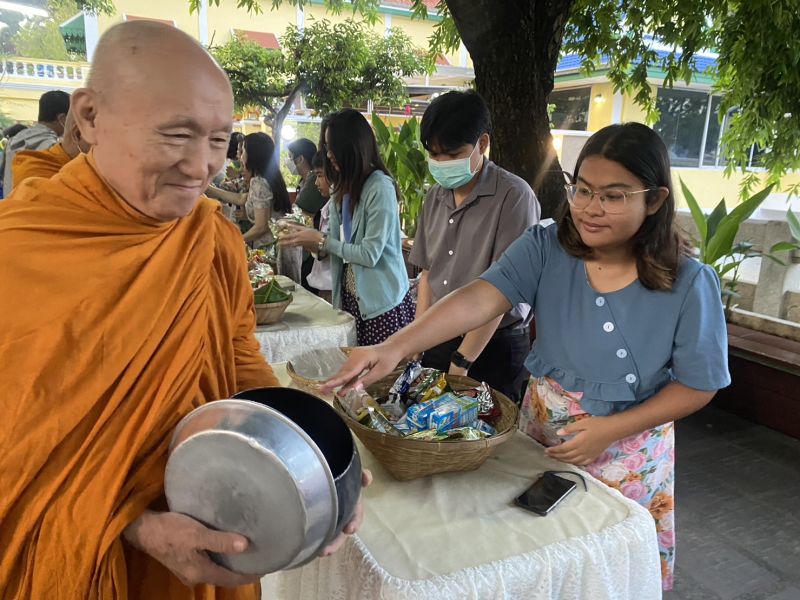 กิจกรรมทำบุญตักบาตรในช่วงเช้า ณ วัดเทพศิรินทราวาส