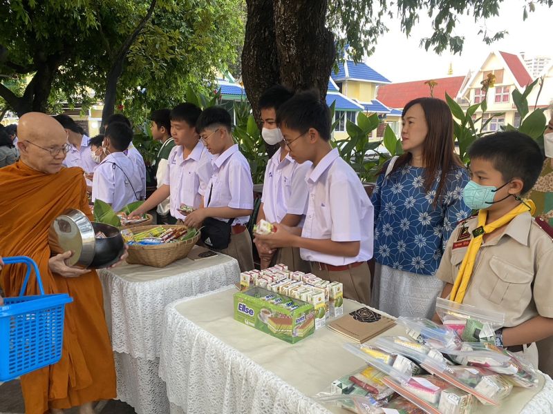 กิจกรรมทำบุญตักบาตรในช่วงเช้า ณ วัดเทพศิรินทราวาส