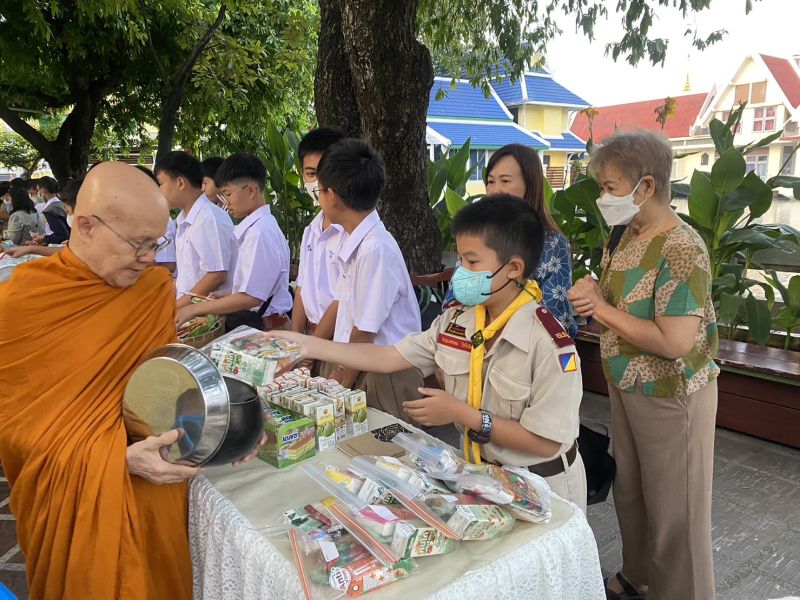กิจกรรมทำบุญตักบาตรในช่วงเช้า ณ วัดเทพศิรินทราวาส