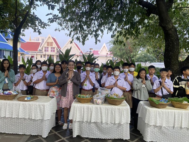 กิจกรรมทำบุญตักบาตรในช่วงเช้า ณ วัดเทพศิรินทราวาส