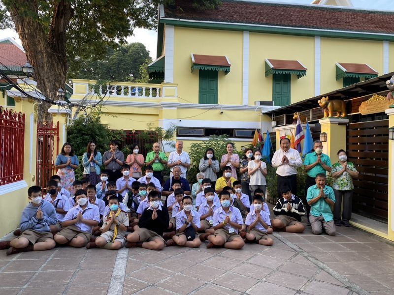 กิจกรรมทำบุญตักบาตรในช่วงเช้า ณ วัดเทพศิรินทราวาส
