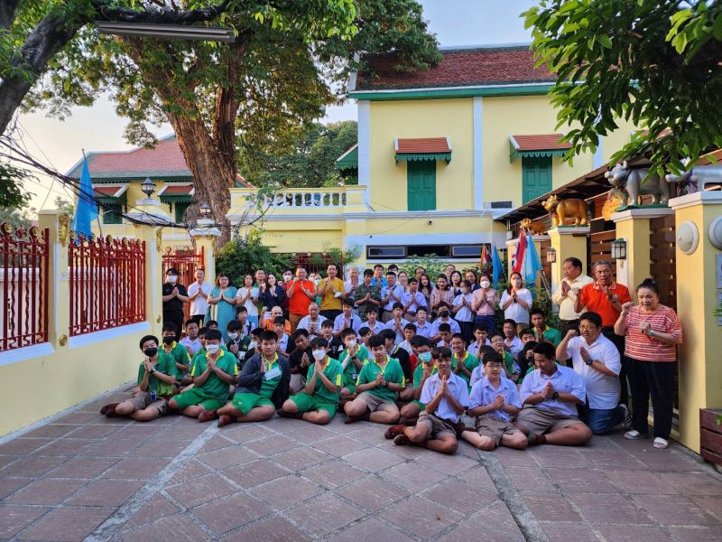 กิจกรรมทำบุญตักบาตรในช่วงเช้า ณ วัดเทพศิรินทราวาส