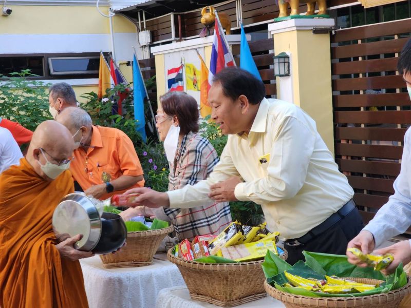 กิจกรรมทำบุญตักบาตรในช่วงเช้า ณ วัดเทพศิรินทราวาส