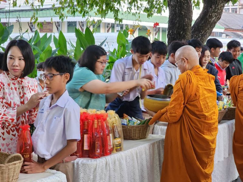 กิจกรรมทำบุญตักบาตรในช่วงเช้า ณ วัดเทพศิรินทราวาส
