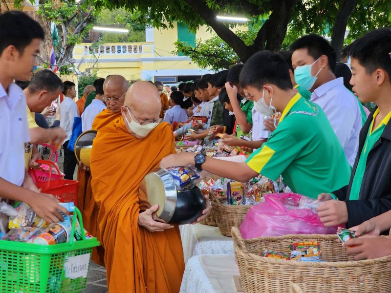 กิจกรรมทำบุญตักบาตรในช่วงเช้า ณ วัดเทพศิรินทราวาส