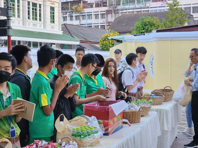 กิจกรรมทำบุญตักบาตรในช่วงเช้า ณ วัดเทพศิรินทราวาส