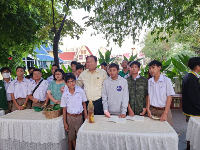 กิจกรรมทำบุญตักบาตรในช่วงเช้า ณ วัดเทพศิรินทราวาส