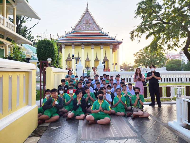 กิจกรรมทำบุญตักบาตรในช่วงเช้า ณ วัดเทพศิรินทราวาส