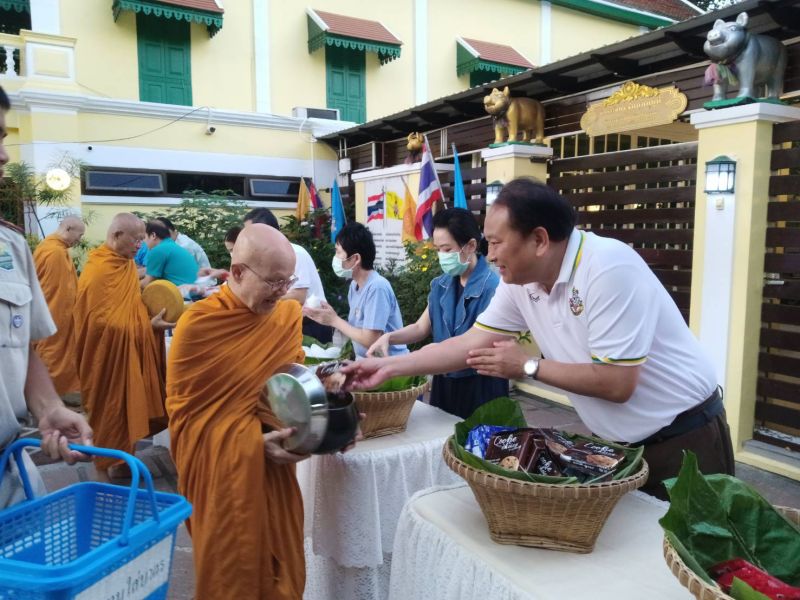 กิจกรรมทำบุญตักบาตรในช่วงเช้า ณ วัดเทพศิรินทราวาส
