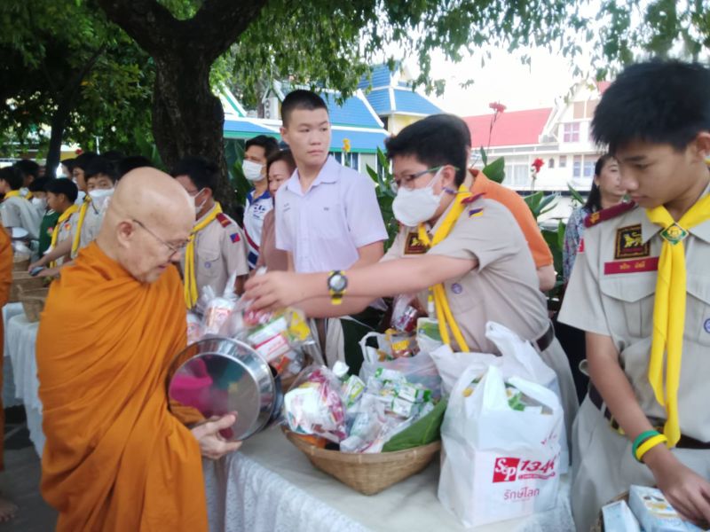 กิจกรรมทำบุญตักบาตรในช่วงเช้า ณ วัดเทพศิรินทราวาส