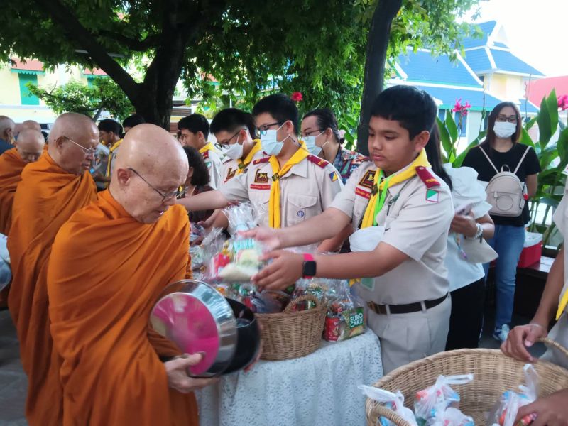 กิจกรรมทำบุญตักบาตรในช่วงเช้า ณ วัดเทพศิรินทราวาส