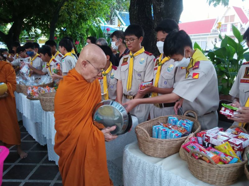 กิจกรรมทำบุญตักบาตรในช่วงเช้า ณ วัดเทพศิรินทราวาส