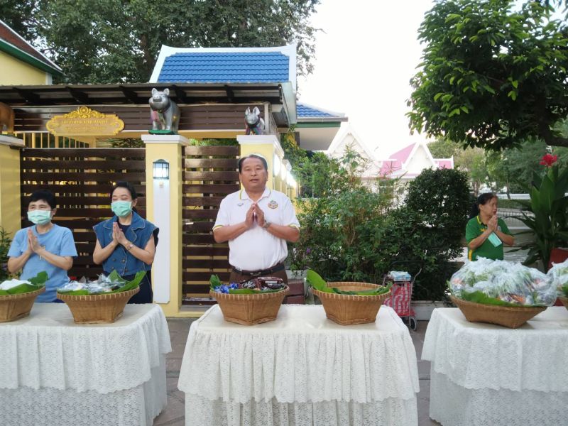 กิจกรรมทำบุญตักบาตรในช่วงเช้า ณ วัดเทพศิรินทราวาส