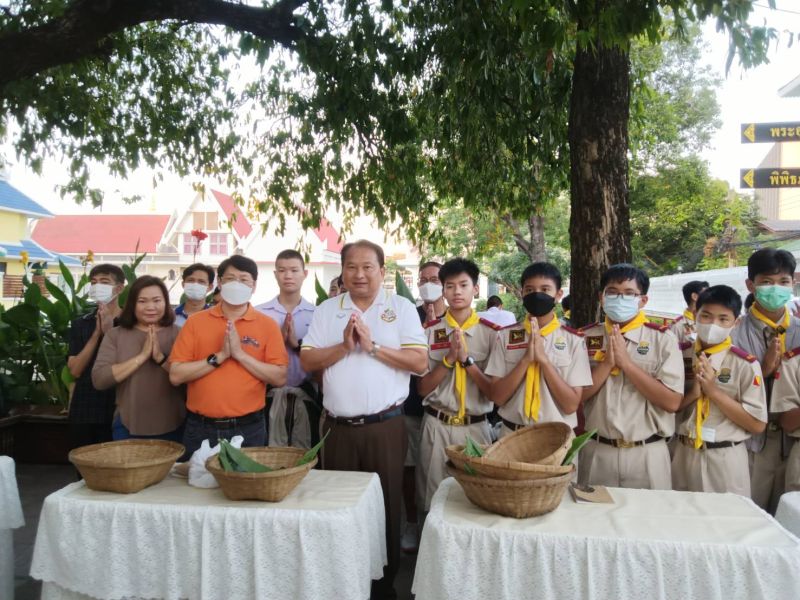 กิจกรรมทำบุญตักบาตรในช่วงเช้า ณ วัดเทพศิรินทราวาส