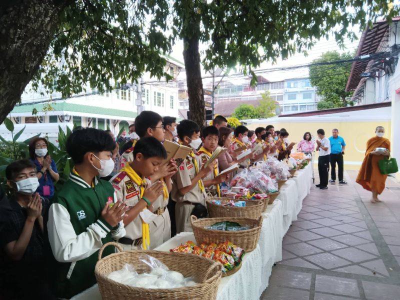 กิจกรรมทำบุญตักบาตรในช่วงเช้า ณ วัดเทพศิรินทราวาส