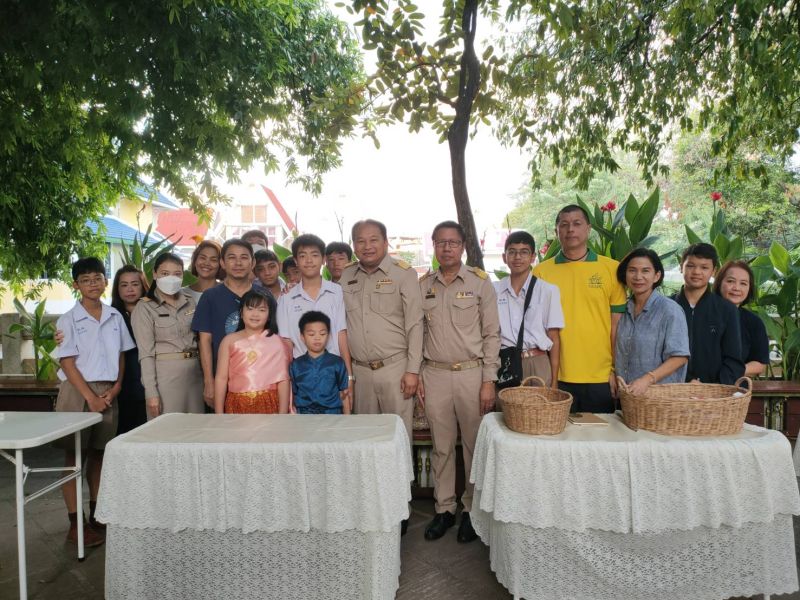 กิจกรรมทำบุญตักบาตรในช่วงเช้า ณ วัดเทพศิรินทราวาส
