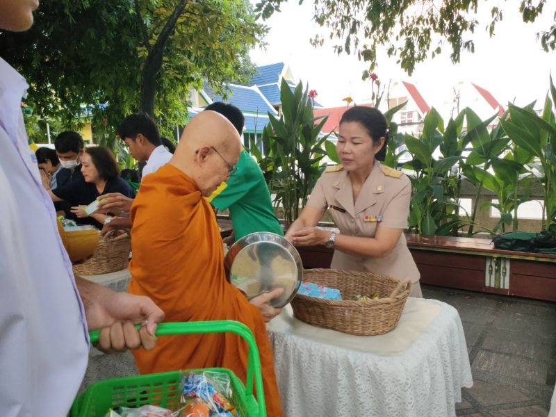 กิจกรรมทำบุญตักบาตรในช่วงเช้า ณ วัดเทพศิรินทราวาส
