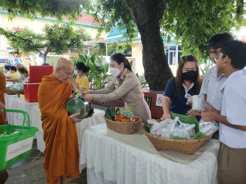 กิจกรรมทำบุญตักบาตรในช่วงเช้า ณ วัดเทพศิรินทราวาส
