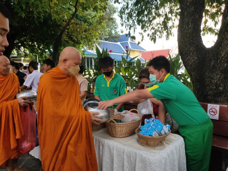 กิจกรรมทำบุญตักบาตรในช่วงเช้า ณ วัดเทพศิรินทราวาส