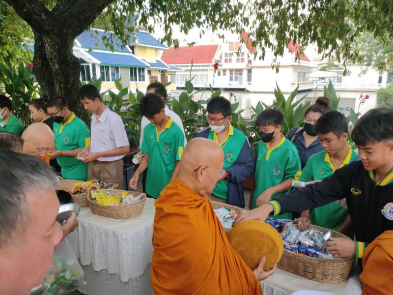 กิจกรรมทำบุญตักบาตรในช่วงเช้า ณ วัดเทพศิรินทราวาส