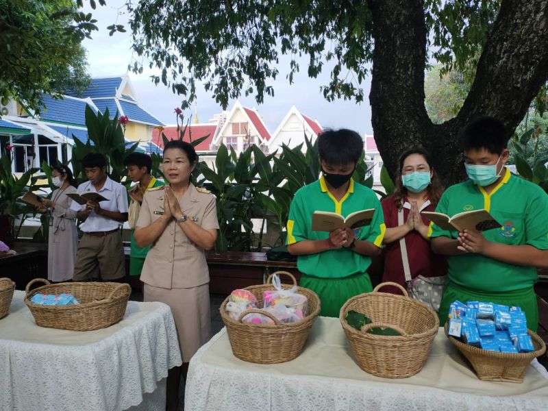 กิจกรรมทำบุญตักบาตรในช่วงเช้า ณ วัดเทพศิรินทราวาส