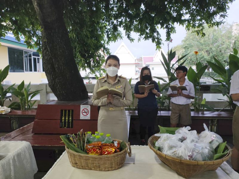 กิจกรรมทำบุญตักบาตรในช่วงเช้า ณ วัดเทพศิรินทราวาส