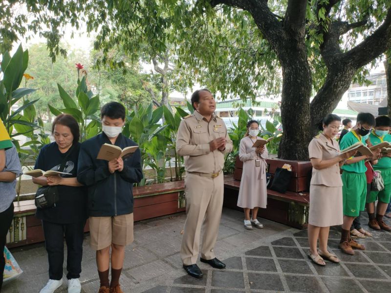 กิจกรรมทำบุญตักบาตรในช่วงเช้า ณ วัดเทพศิรินทราวาส